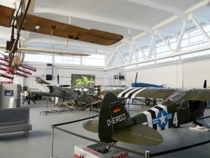 345 cm breite Gain 26 Hellraumleinwand im Hangar 10 beim Flughafen Heringsdorf auf Usedom