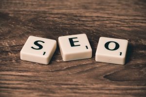 SEO bedeutet Search Engine Optimizing = Suchmaschinenoptimierung und beschreibt das Vorgehen, welches erforderlich ist damit eine Webseite bei Google auf Seite 1 gezeigt wird.